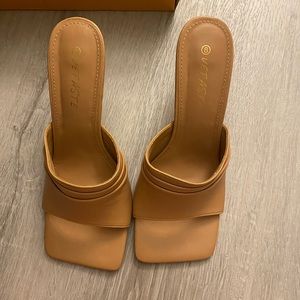 Square toe heel. Size 8